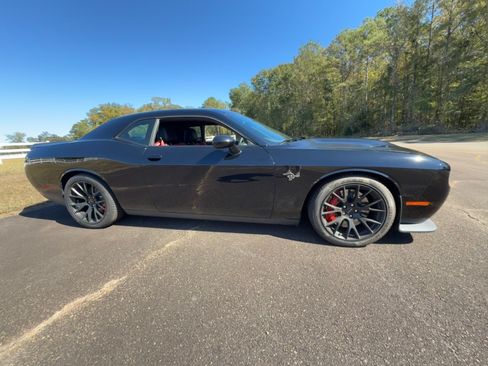 Used 2016 Dodge Challenger SRT Hellcat image 4