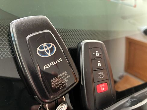 Used 2021 Toyota RAV4 XLE Premium AWD/4WD image 15