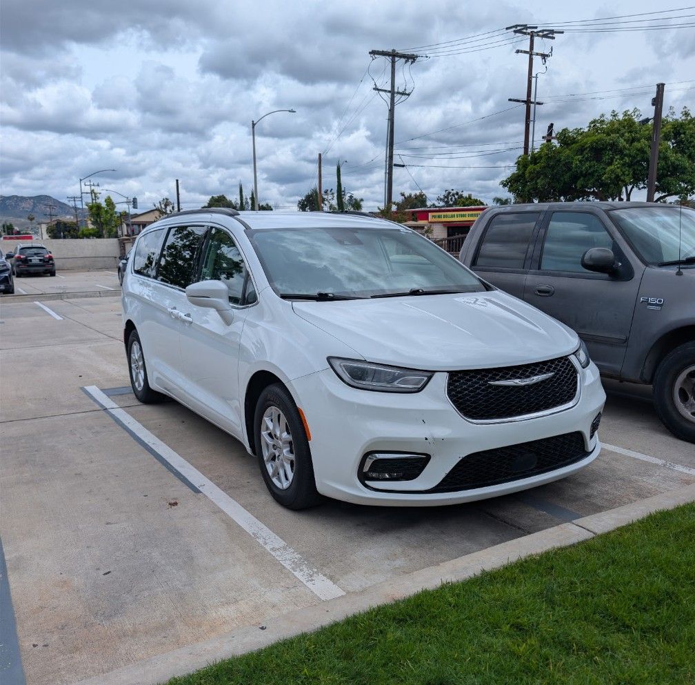 Used 2022 Chrysler Pacifica Touring-L FWD image 1