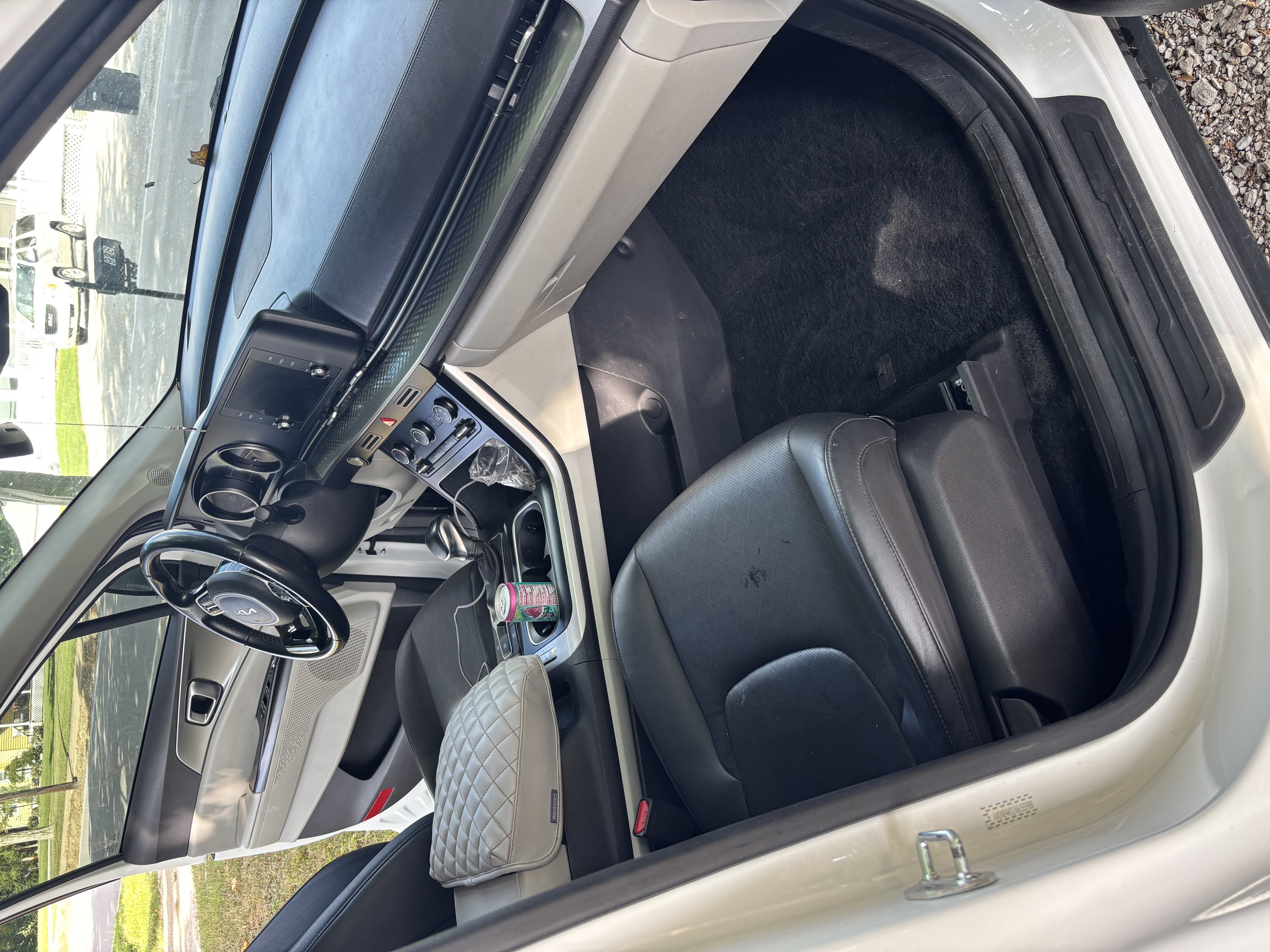 Used 2022 Kia Carnival LX FWD image 11