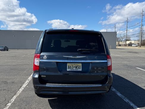 Used 2014 Chrysler Town & Country Touring image 4