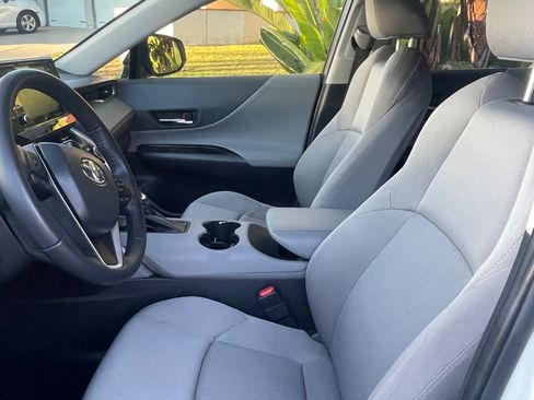Used 2022 Toyota Venza LE AWD/4WD image 12
