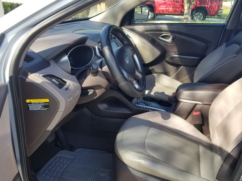 Used 2011 Hyundai Tucson Limited w/ Premium Pkg 3 FWD image 12