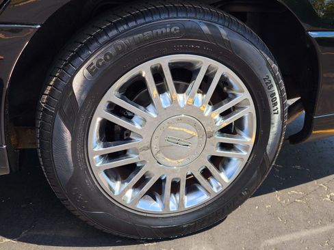 Used 2010 Lincoln Town Car Signature Limited image 21