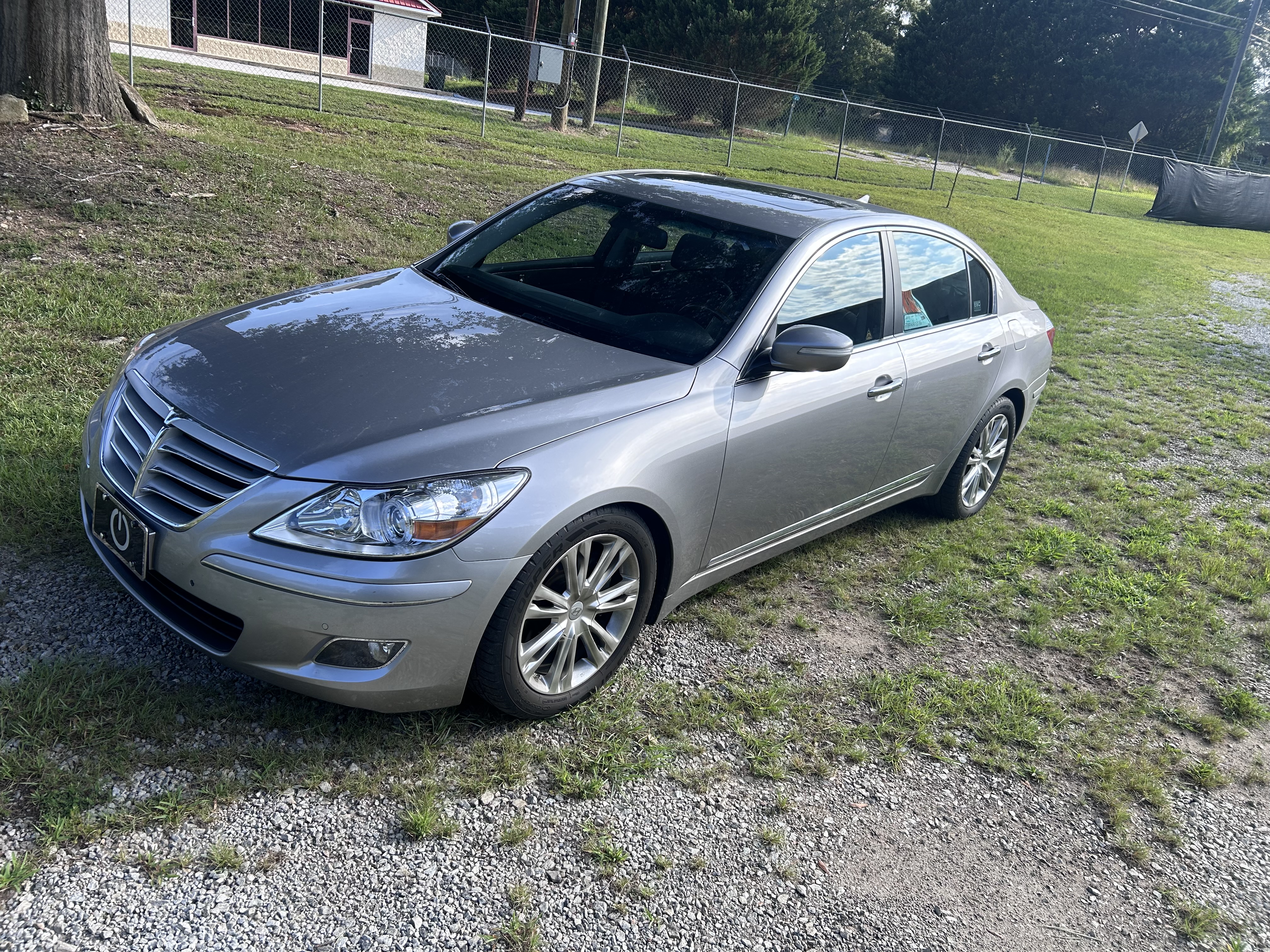 Used 2009 Hyundai Genesis 4.6 w/ Technology Pkg 5 RWD image 2