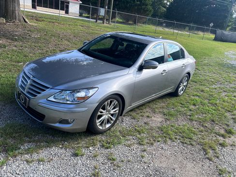 Used 2009 Hyundai Genesis 4.6 w/ Technology Pkg 5 RWD image 2