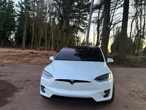 Used 2018 Tesla Model X 75D image 12