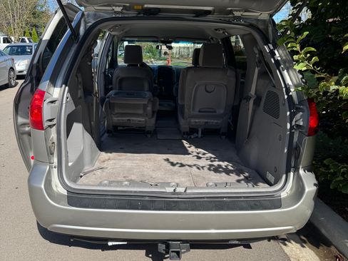 Used 2010 Toyota Sienna LE image 9