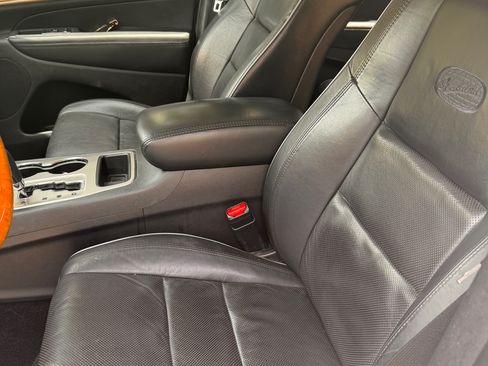 Used 2013 Jeep Grand Cherokee Overland RWD image 2
