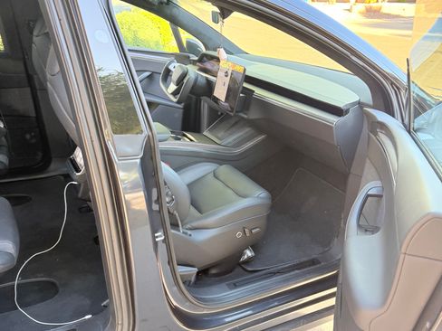 Used 2023 Tesla Model X image 10