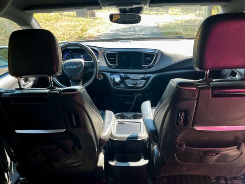 Used 2019 Chrysler Pacifica Limited w/ Advanced Safetytec Group FWD image 19
