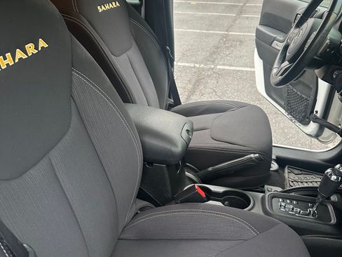 Used 2013 Jeep Wrangler Unlimited Sahara image 25