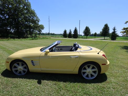Used 2005 Chrysler Crossfire Limited RWD image 4