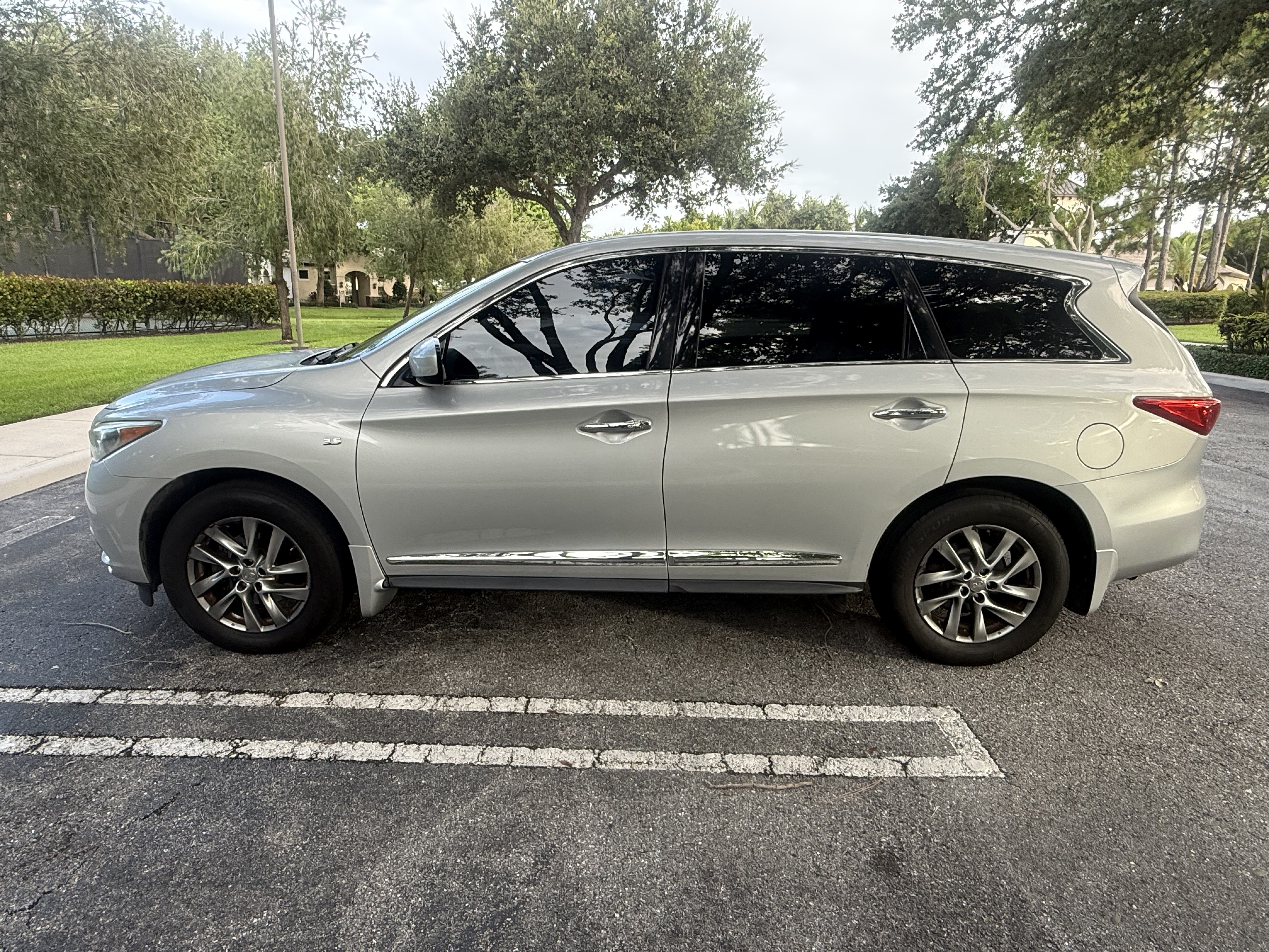 Used 2015 INFINITI QX60 FWD w/ Premium Package image 2