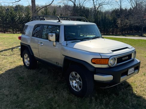 Used 2007 Toyota FJ Cruiser Sport Utility 2D image 4