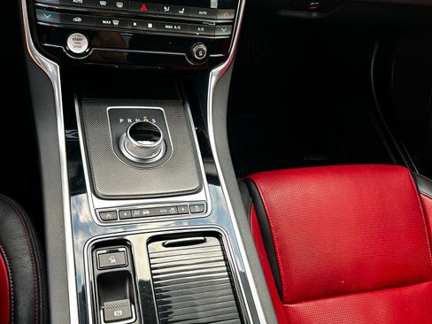 Used 2016 Jaguar XF R-Sport image 13