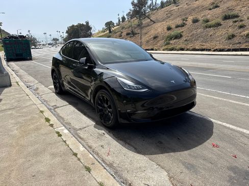 Used 2022 Tesla Model Y Long Range image 12