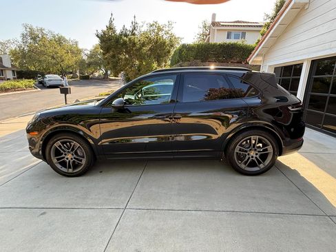 Used 2024 Porsche Cayenne AWD/4WD image 9