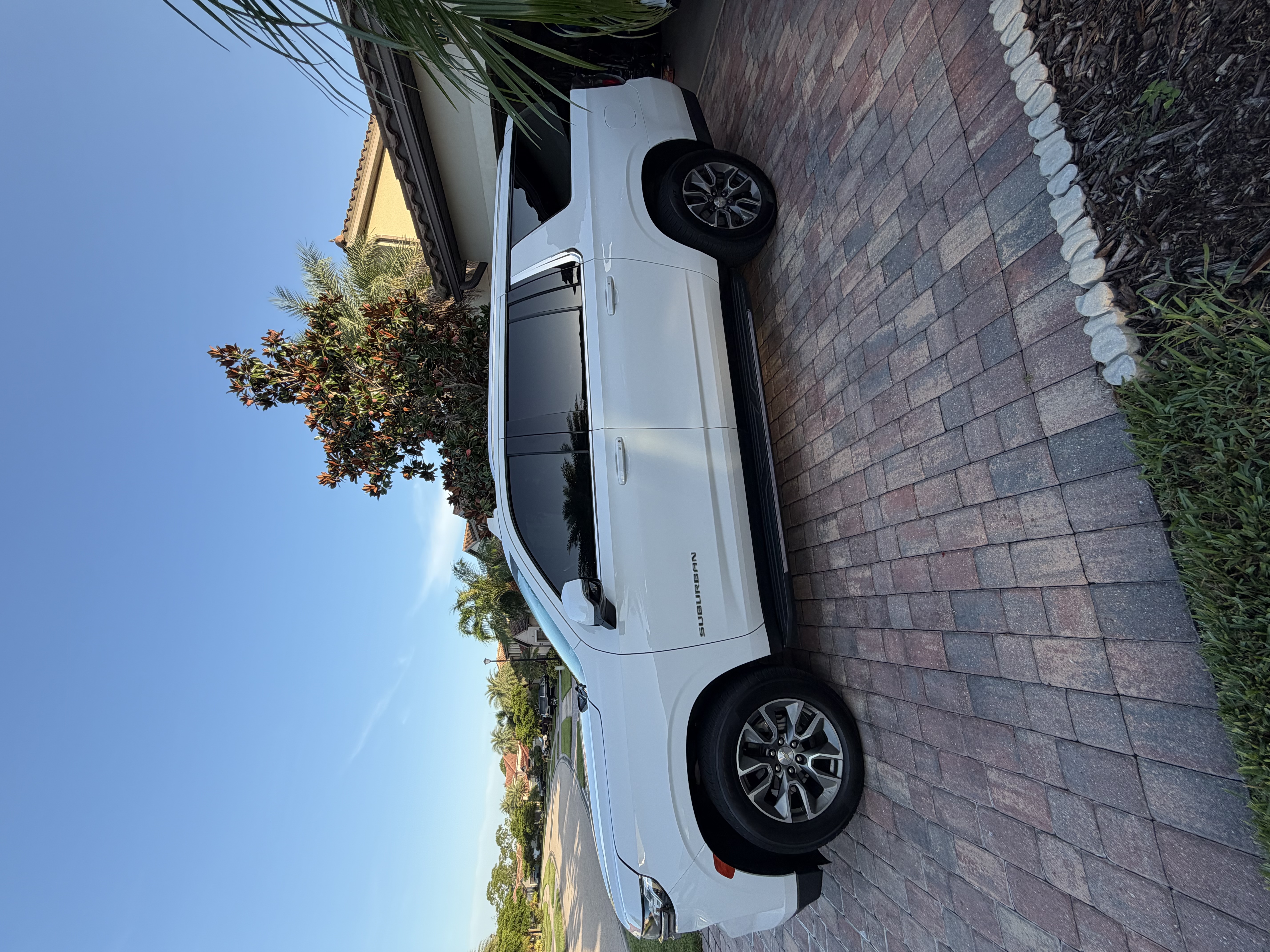 Used 2021 Chevrolet Suburban LT w/ LT Signature Package RWD image 2