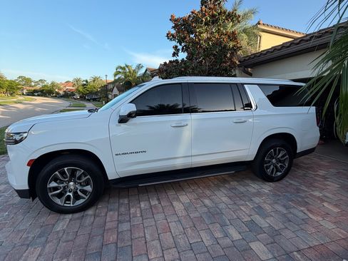 Used 2021 Chevrolet Suburban LT w/ LT Signature Package RWD image 4