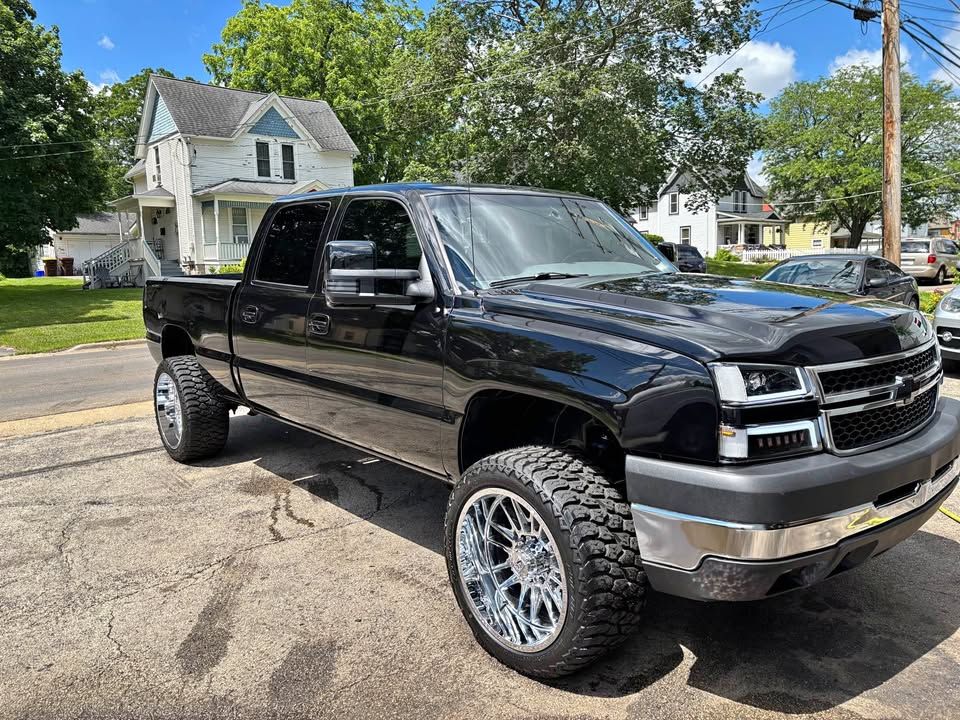 Used 2004 Chevrolet Silverado 2500 LT w/ Heavy-Duty Power Package AWD/4WD image 1