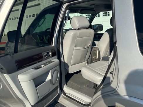 Used 2005 Lincoln Navigator 4WD image 8