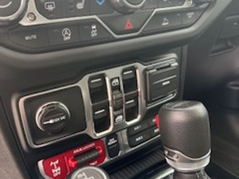 Used 2025 Jeep Gladiator Mojave w/ Convenience Group image 13