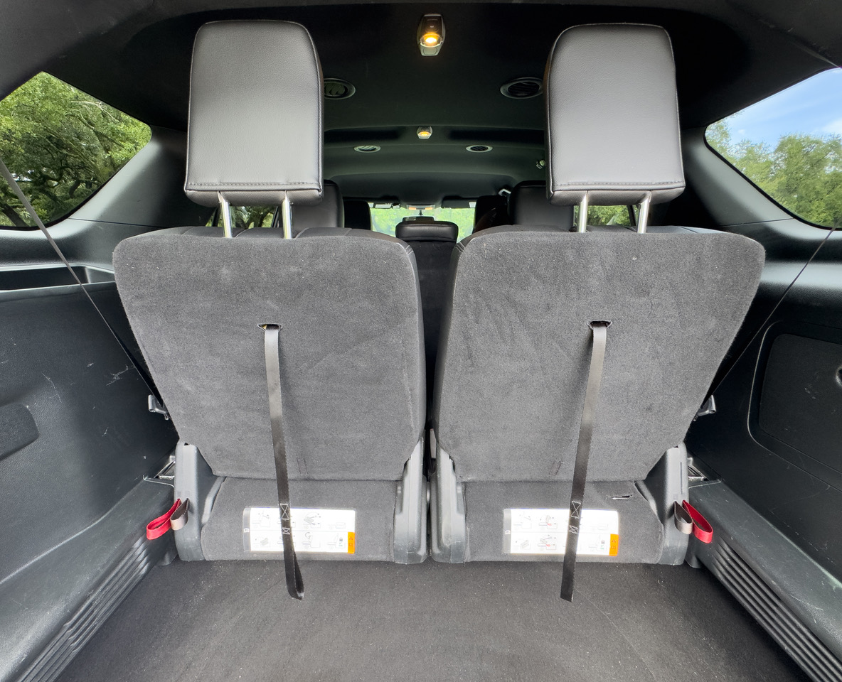 Used 2018 Ford Explorer XLT w/ Equipment Group 202A FWD image 17