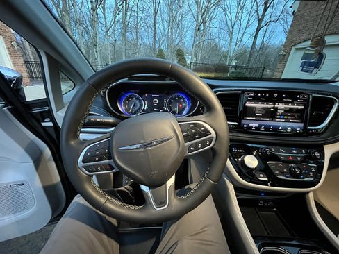 Used 2023 Chrysler Pacifica Limited w/ Uconnect Theater Family Group image 4