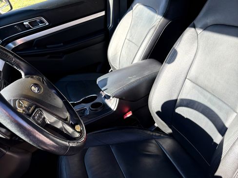 Used 2017 Ford Explorer XLT w/ Equipment Group 202A image 11