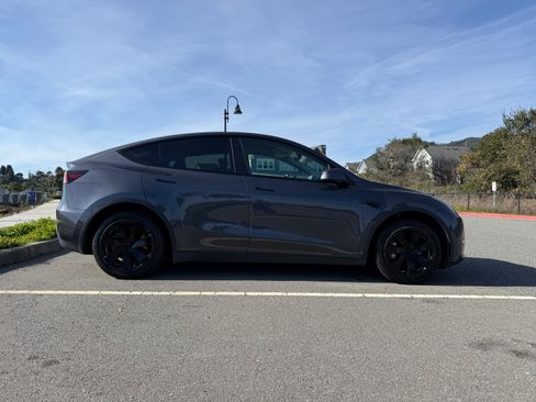 Used 2022 Tesla Model Y Long Range image 4