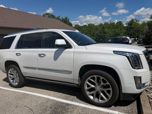 Used 2020 Cadillac Escalade Premium Luxury AWD/4WD image 4