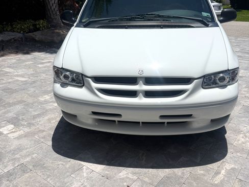 Used 1996 Dodge Caravan ES FWD image 4