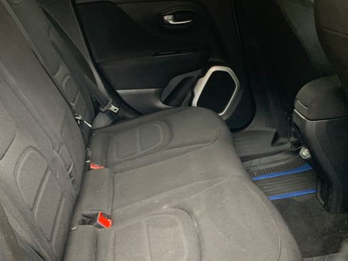 Used 2019 Jeep Renegade Latitude FWD image 12