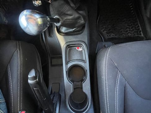 Used 2015 Jeep Wrangler Unlimited Rubicon AWD/4WD image 17