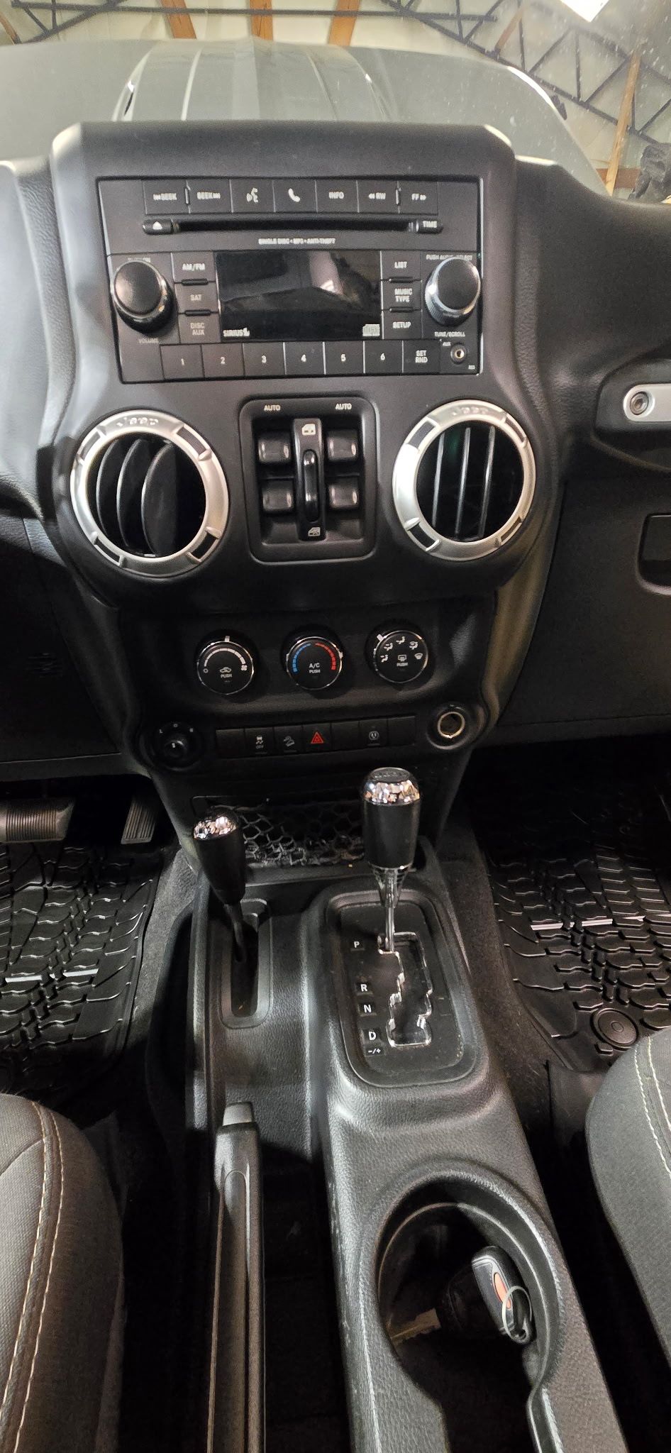 Used 2018 Jeep Wrangler Unlimited Sahara w/ Connectivity Group AWD/4WD image 13