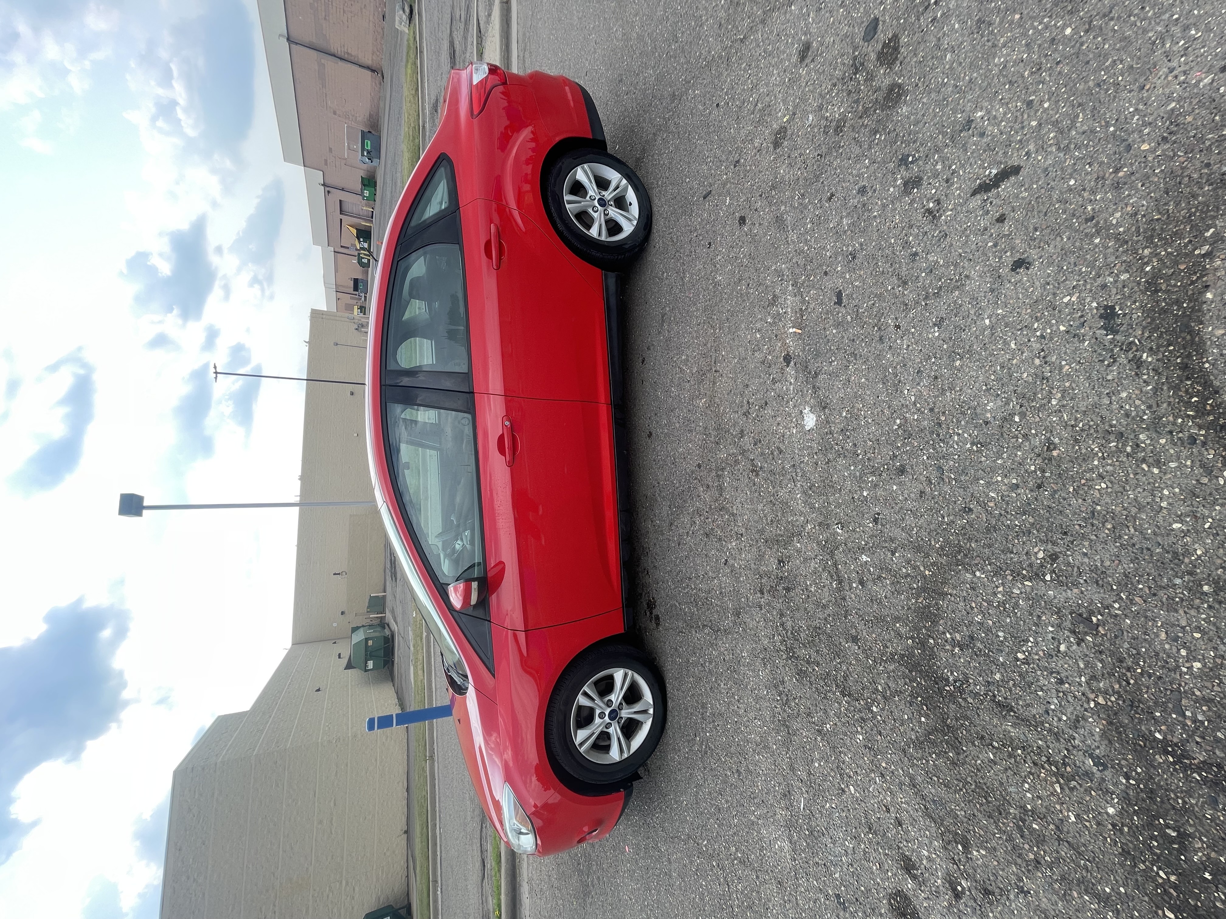 Used 2014 Ford Focus SE w/ SE Winter Package FWD image 2