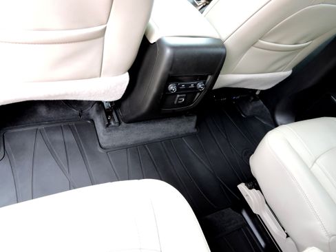 Used 2019 Buick Enclave Essence FWD image 16