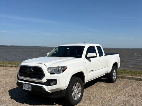 Used 2019 Toyota Tacoma SR5 w/ SR5 Appearance Package (SM) RWD image 1