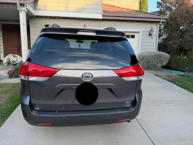 Used 2013 Toyota Sienna XLE w/ Premium Pkg FWD image 1
