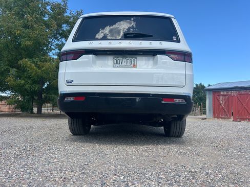 Used 2024 Jeep Wagoneer L Sport Utility 4D w/ Premium Group I image 5