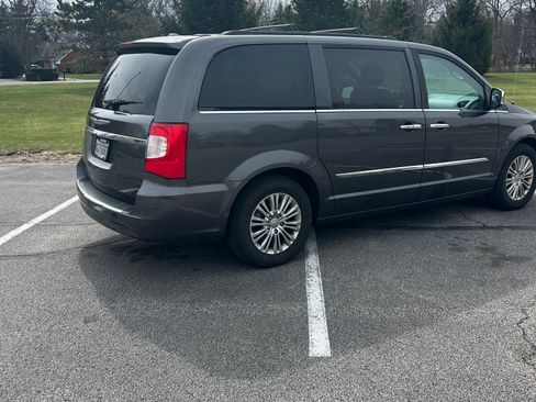 Used 2016 Chrysler Town & Country Touring-L image 9