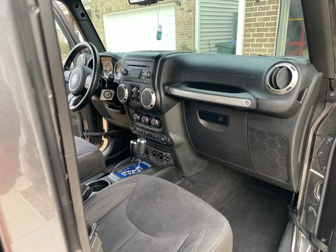 Used 2017 Jeep Wrangler Unlimited Sahara w/ Connectivity Group image 10