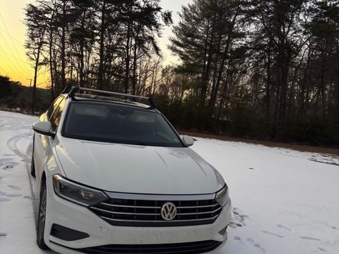 Used 2019 Volkswagen Jetta SEL w/ Cold Weather Package FWD image 2