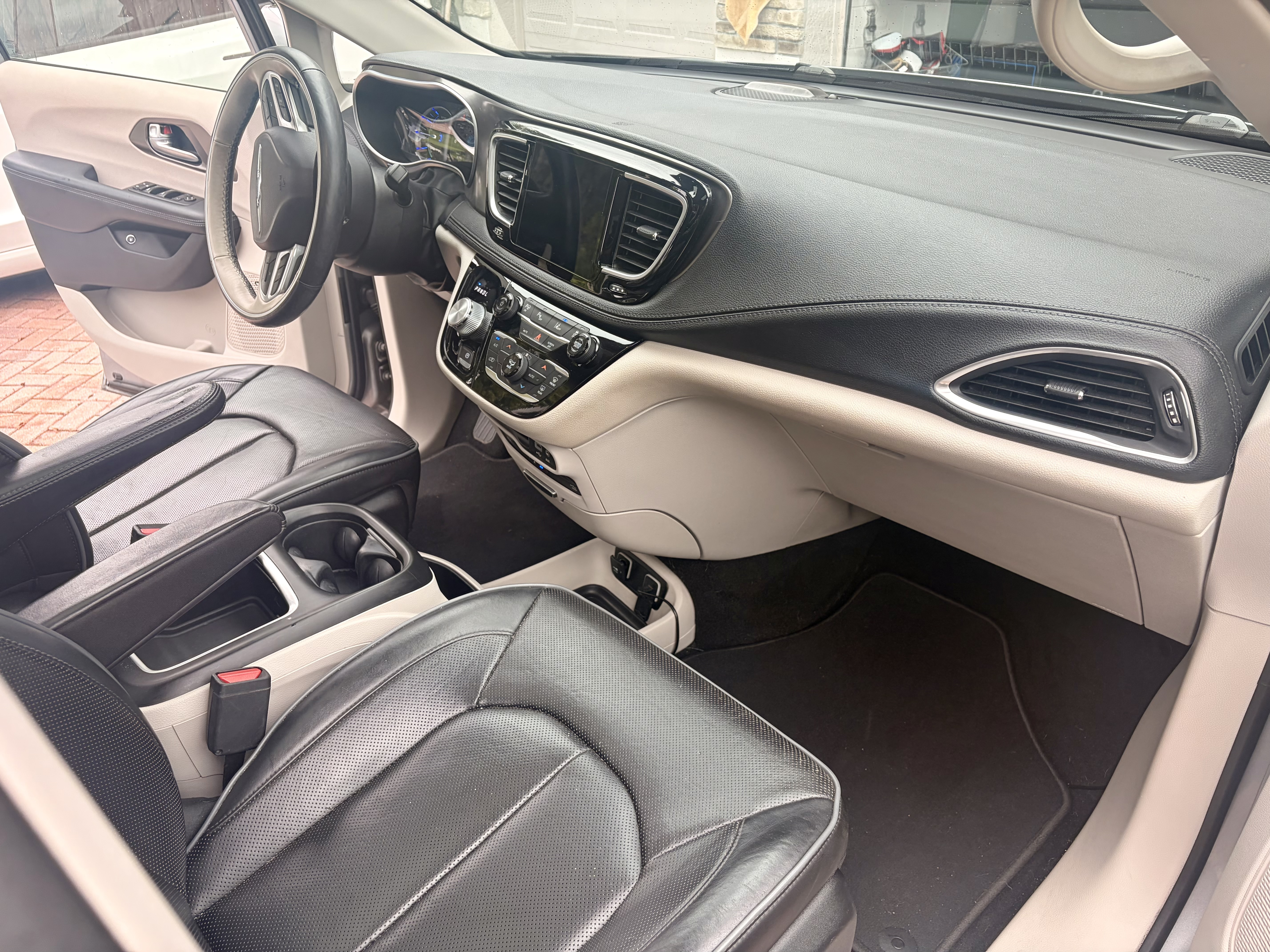 Used 2018 Chrysler Pacifica Limited w/ Advanced Safetytec Group FWD image 13