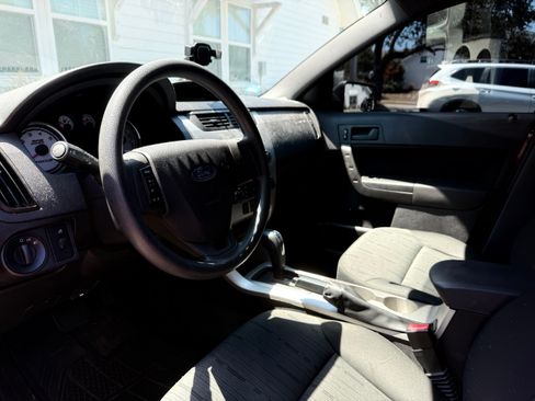 Used 2009 Ford Focus SE FWD image 4