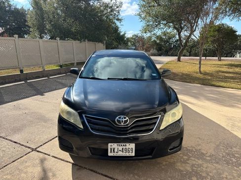 Used 2010 Toyota Camry LE image 2