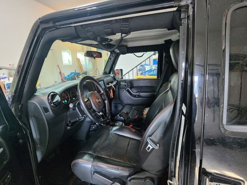 Used 2012 Jeep Wrangler Unlimited Sahara image 6