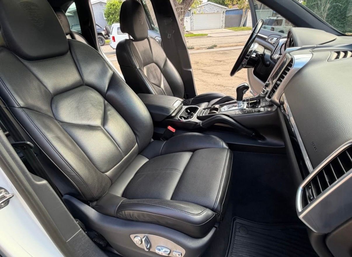 Used 2017 Porsche Cayenne Platinum Edition AWD/4WD image 6