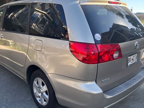 Used 2010 Toyota Sienna XLE Limited image 10